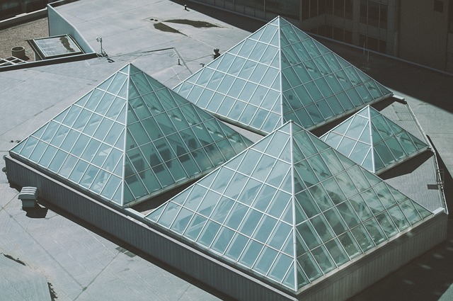 skleněné pyramidy