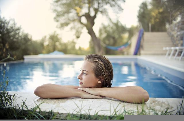 I love swimming in pool. 